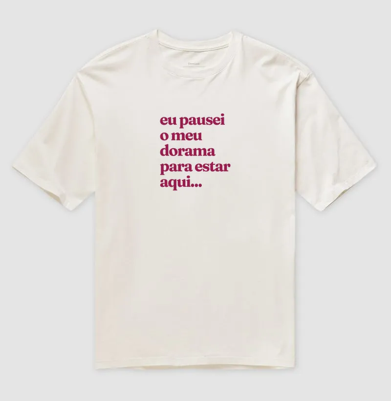 Camiseta Oversized Eu pausei meu dorama para estar aqui - Imagem 4