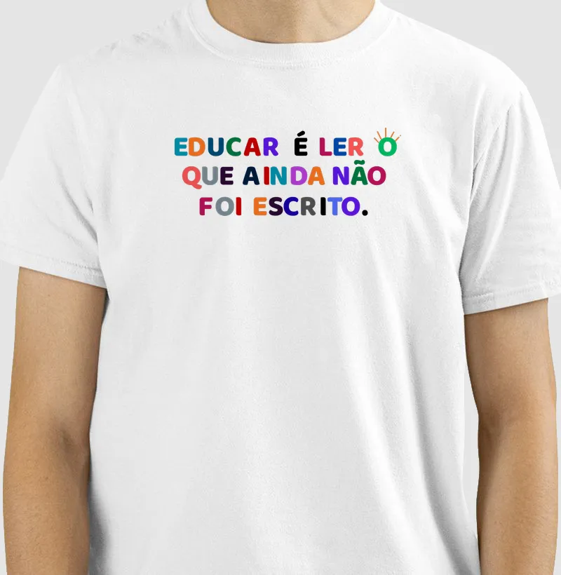 Camiseta Educar é ler o que ainda não foi escrito.