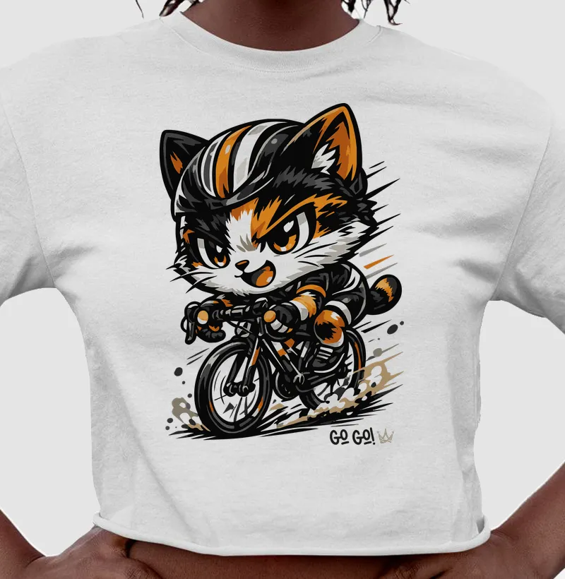 Gata radical pedalando