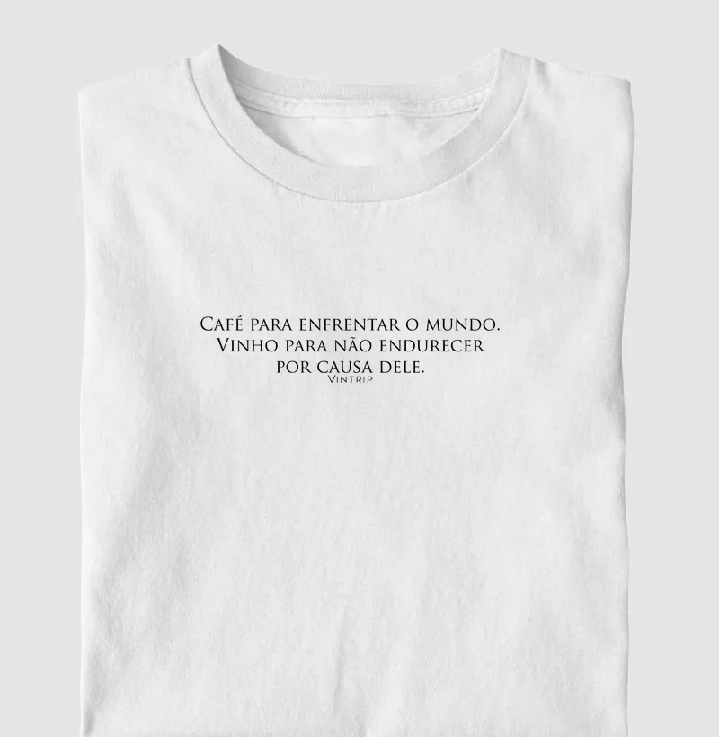 Café para enfrentar o mundo. Vinho para não endurecer por causa dele.