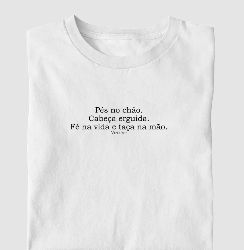 Pés no chão. Cabeça erguida. Fé na vida e taça na mão.