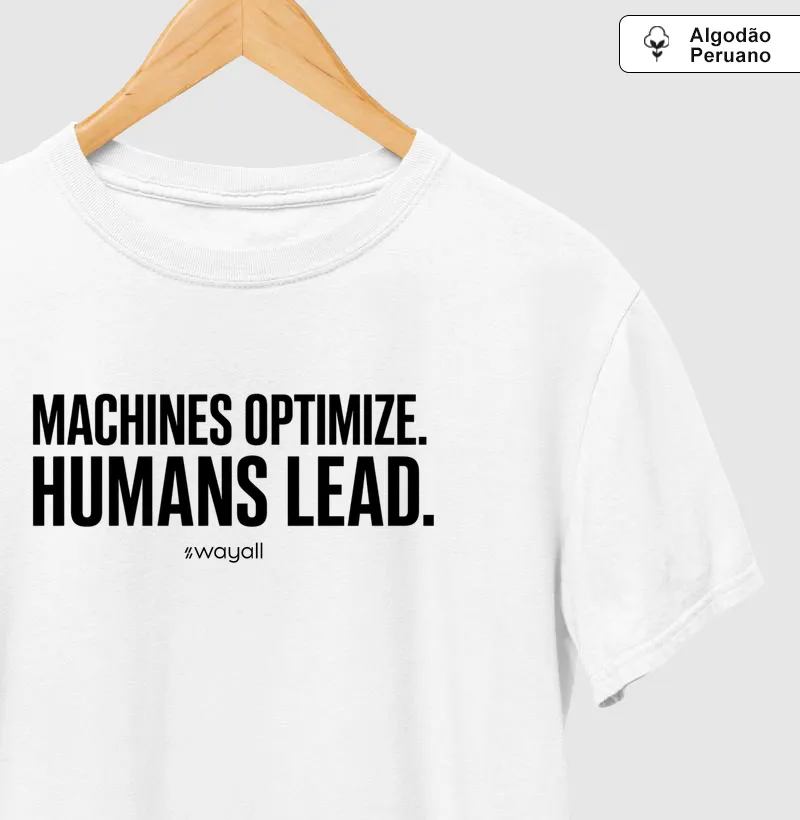 Machines optimize. Humans lead - Camiseta Algodão Peruano
