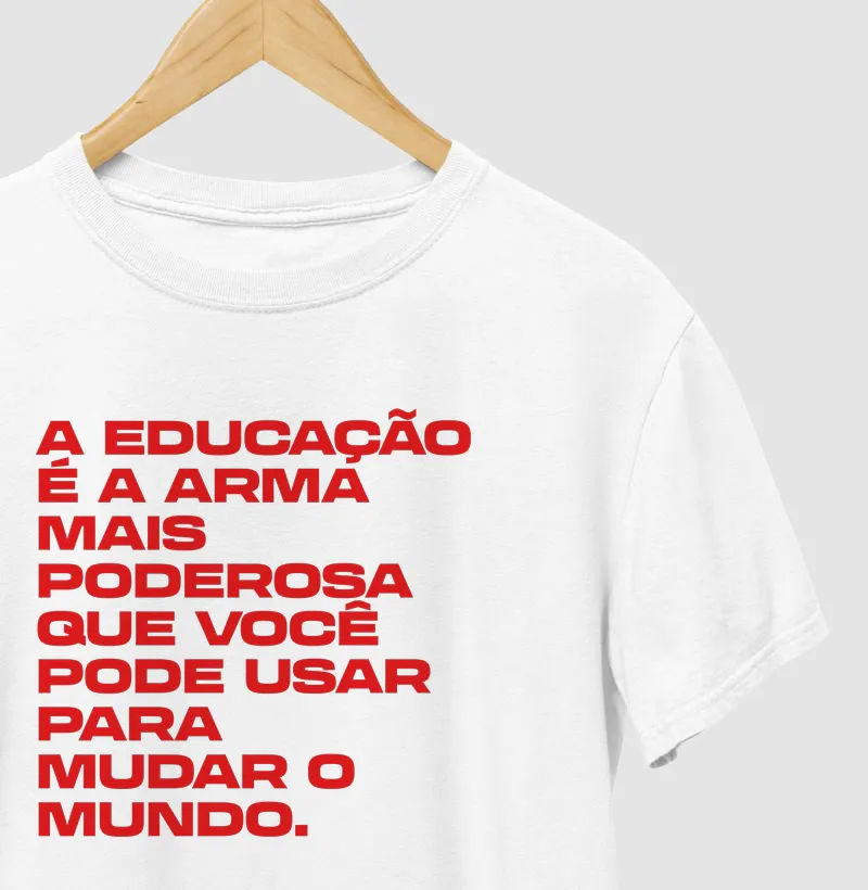 A educação é a armamais poderosaque você pode usar para mudar o mundo. - Camiseta