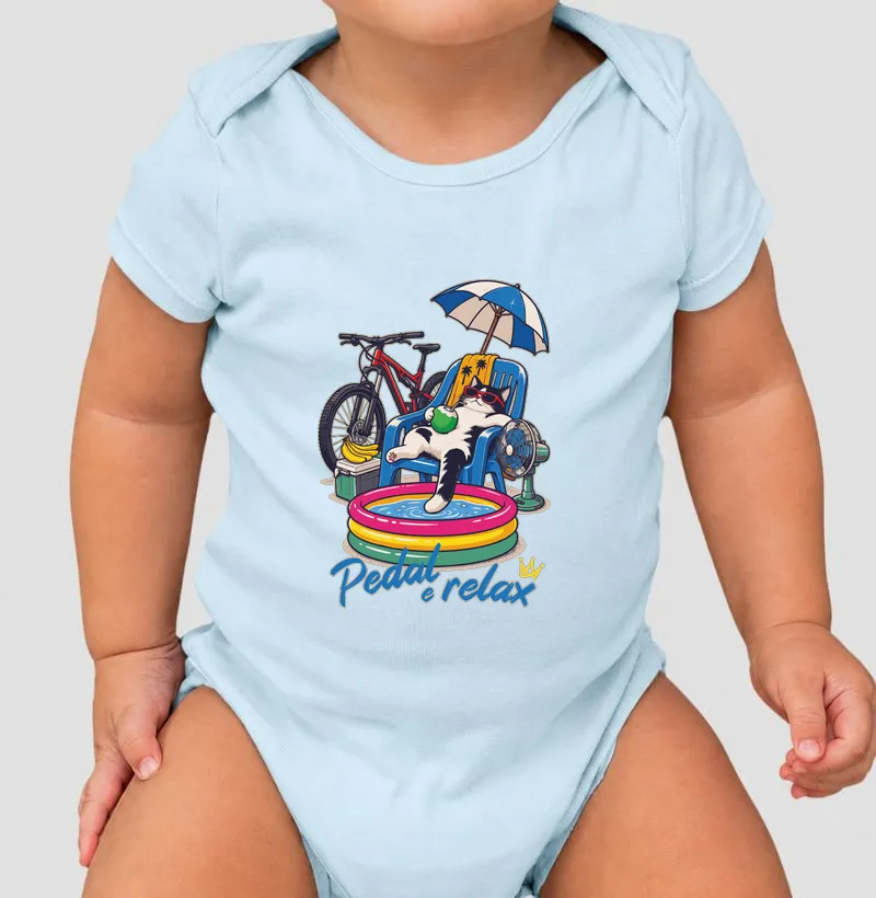 Gatinho ciclista preguiçoso