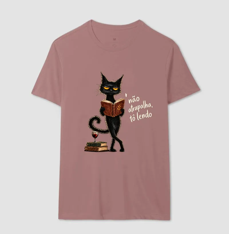 Camiseta Não Atrapalha, Tô Lendo — Gato Leitor - Imagem 16