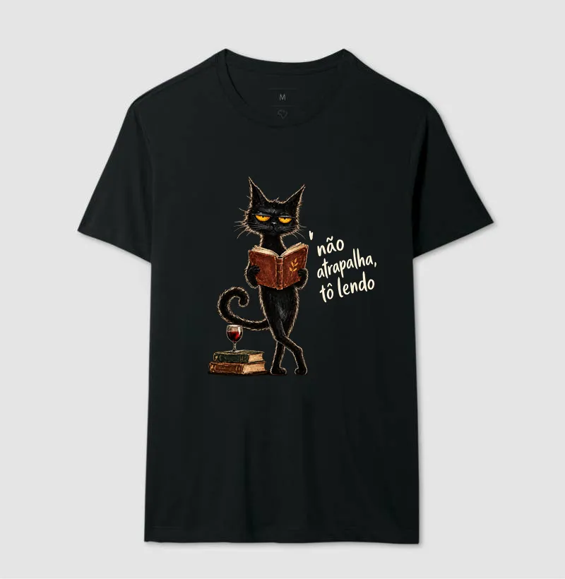 Camiseta Não Atrapalha, Tô Lendo — Gato Leitor - Imagem 2