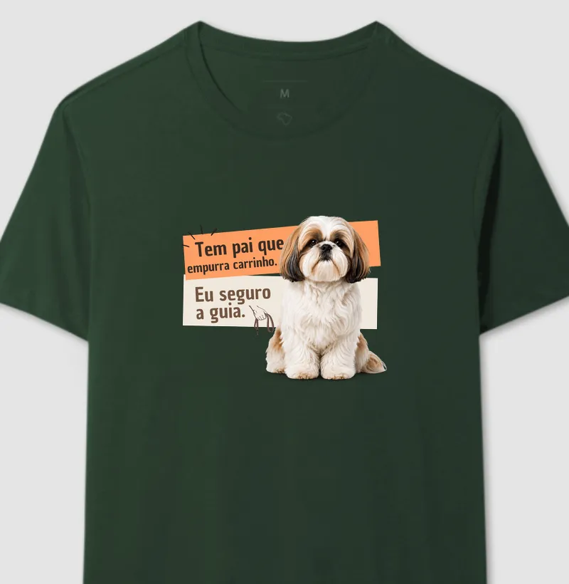 Tem pai que empurra carinho, eu seguro a guia