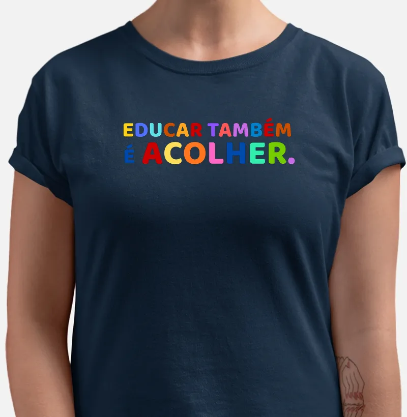 Camiseta Educar também é acolher.