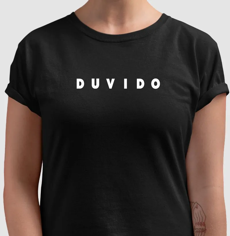 DUVIDO Branco no preto - Camiseta