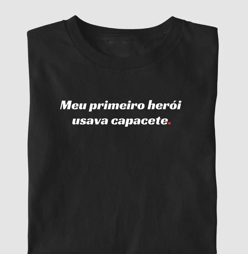 Meu primeiro herói usava capacete.