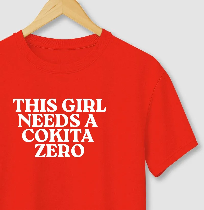 This girl needs a cokita zero - Camiseta