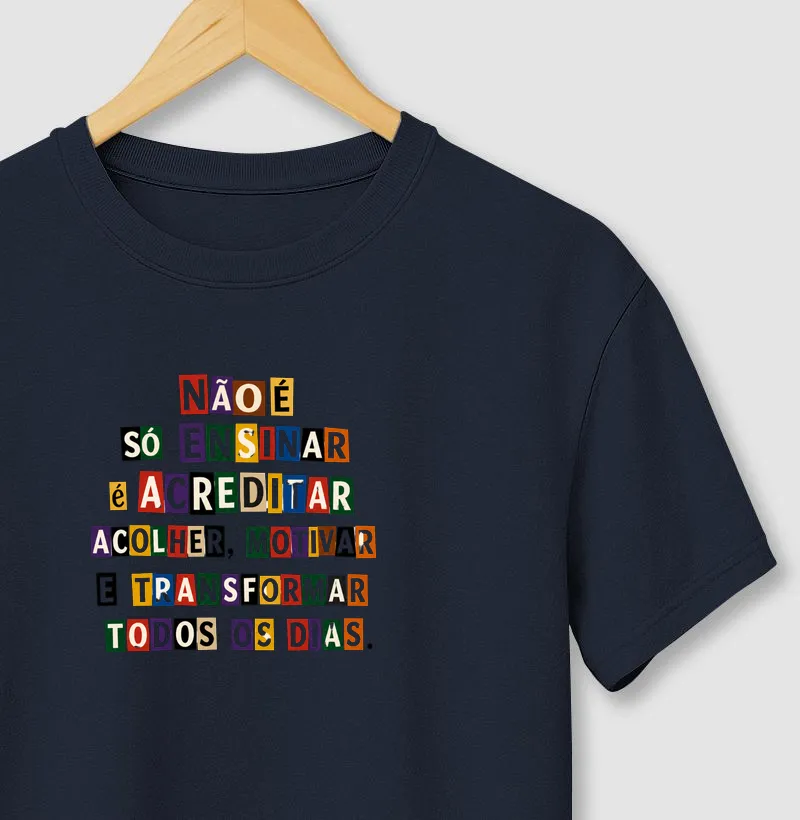 Camiseta Não é Só Ensinar, é Acreditar, Acolher, Motivar, e Transformar Todos os Dias