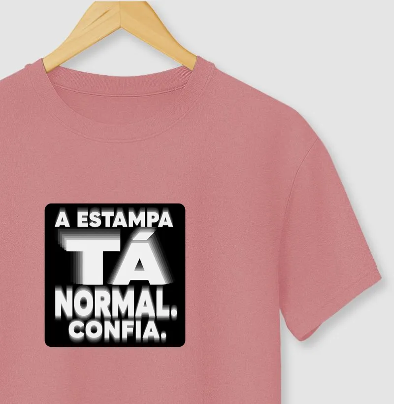 A estampa tá normal. Confia. - Camiseta