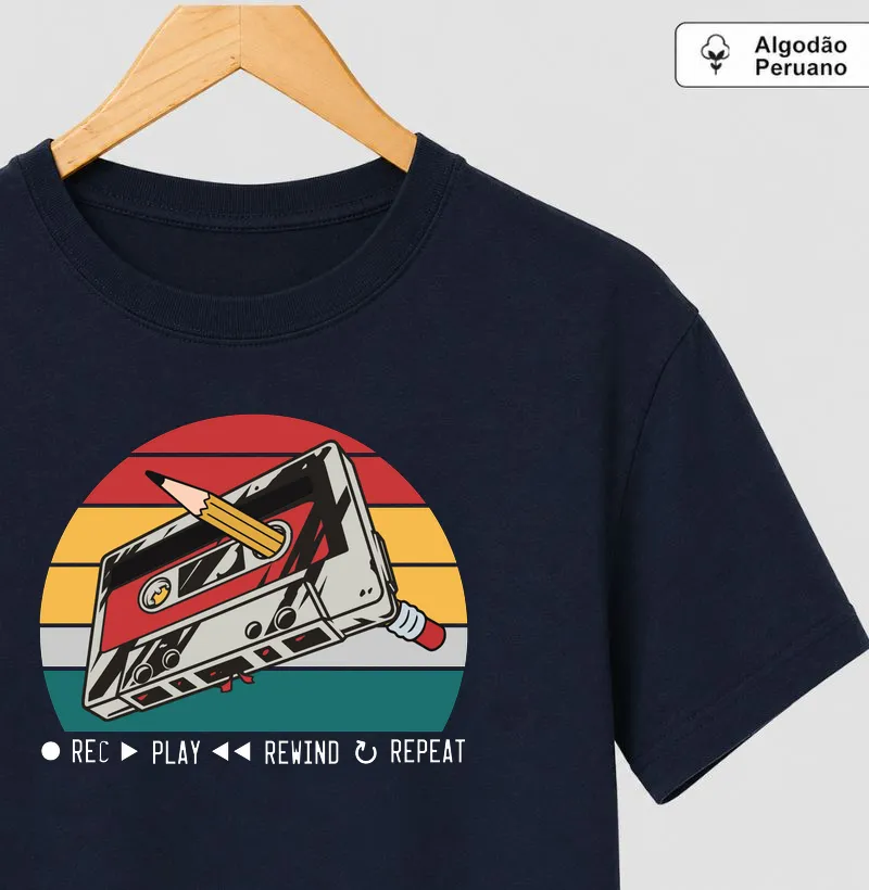 ● REC ▶ PLAY ◀◀ REWIND ↻ REPEAT - Camiseta Algodão Peruano